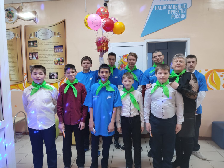 С праздником, дорогие женщины и милые девочки!.